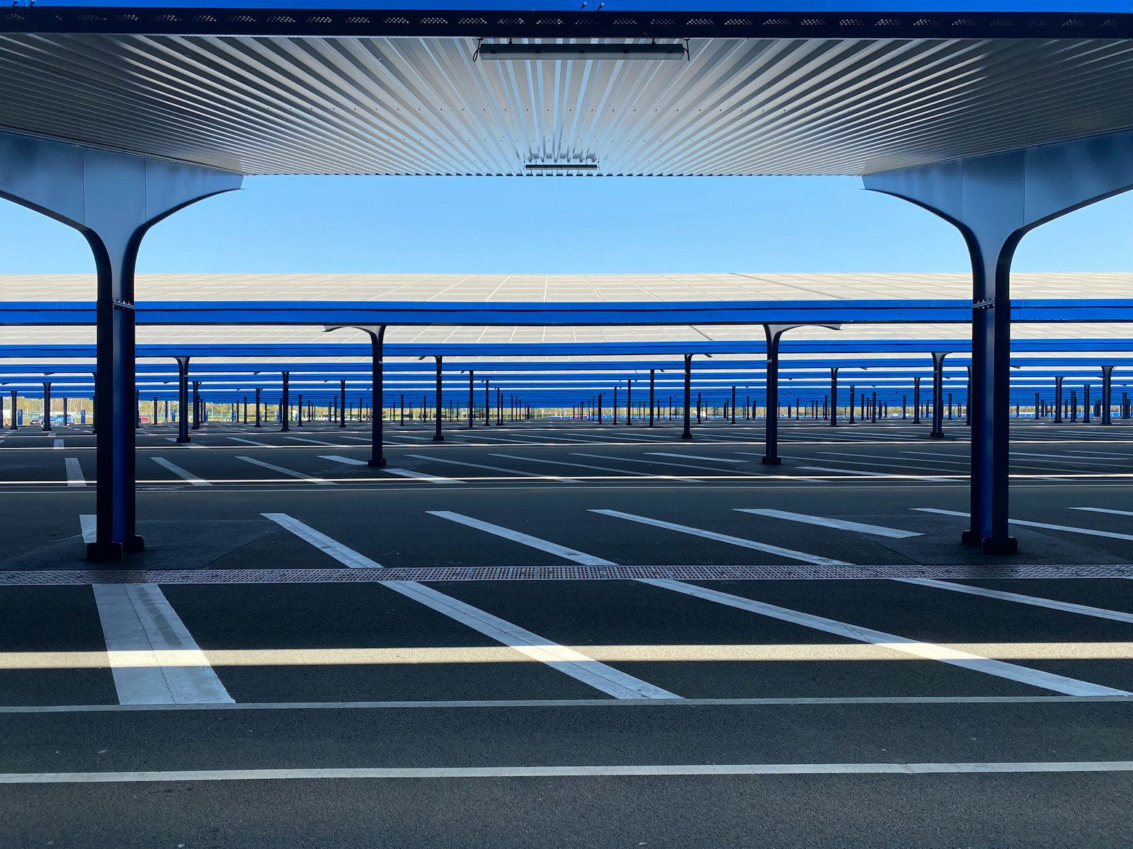 Nachhaltige Kundenbindung: Solarpanels über Parkplätzen in Deutschland